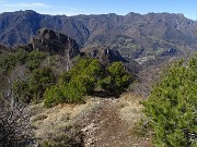 48 Discendo dlla croce del Rabbioso con vista sulle famose Corne Maria e Pedezzina